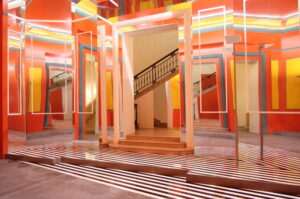 Fabrication de l'œuvre d'art axer desaxer de Daniel Buren