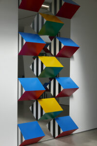 Œuvre d'art de l'artiste Daniel Buren - Pile up: high-reliefs, situated works