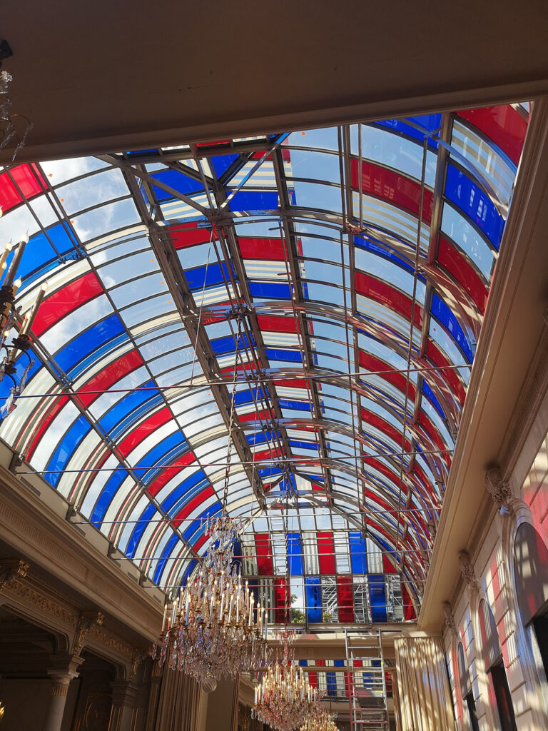 Œuvre d'art de l'artiste Daniel Buren - Pavoisé