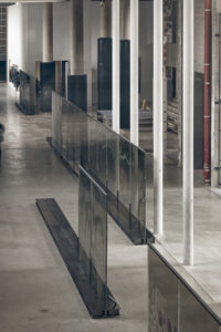 Œuvre d'art de l'artiste Anne Imhof - Steel Base - Glass Room, Natures Mortes