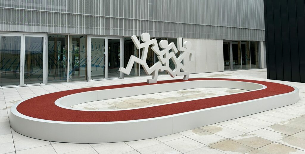 œuvre d'art de l'artiste Jacques Julien - UFR STAPS fabriquée et installée par art project