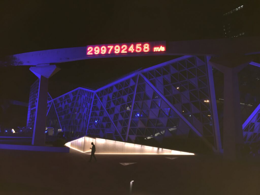 Fabrication de l'œuvre d'art speed of light de Douglas Gordon