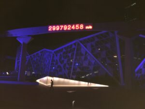Fabrication de l'œuvre d'art speed of light de Douglas Gordon