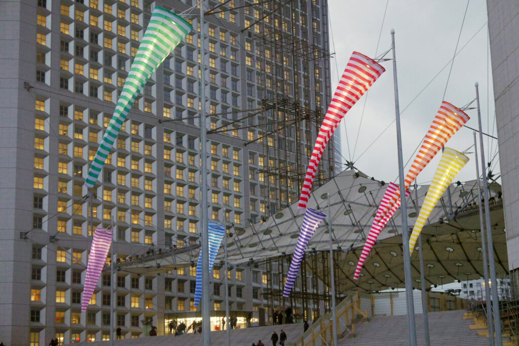 Œuvre d'art de l'artiste Daniel Buren - La ronde des manches à air