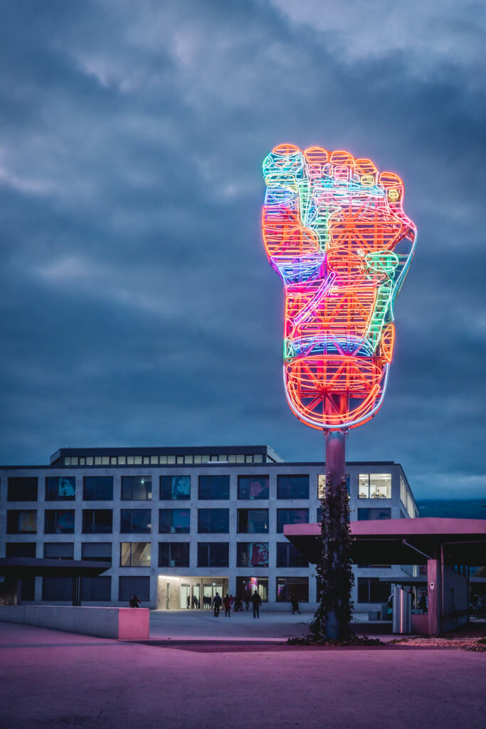 تصنيع وتركيب عمل فني من النيون بواسطة Art Project