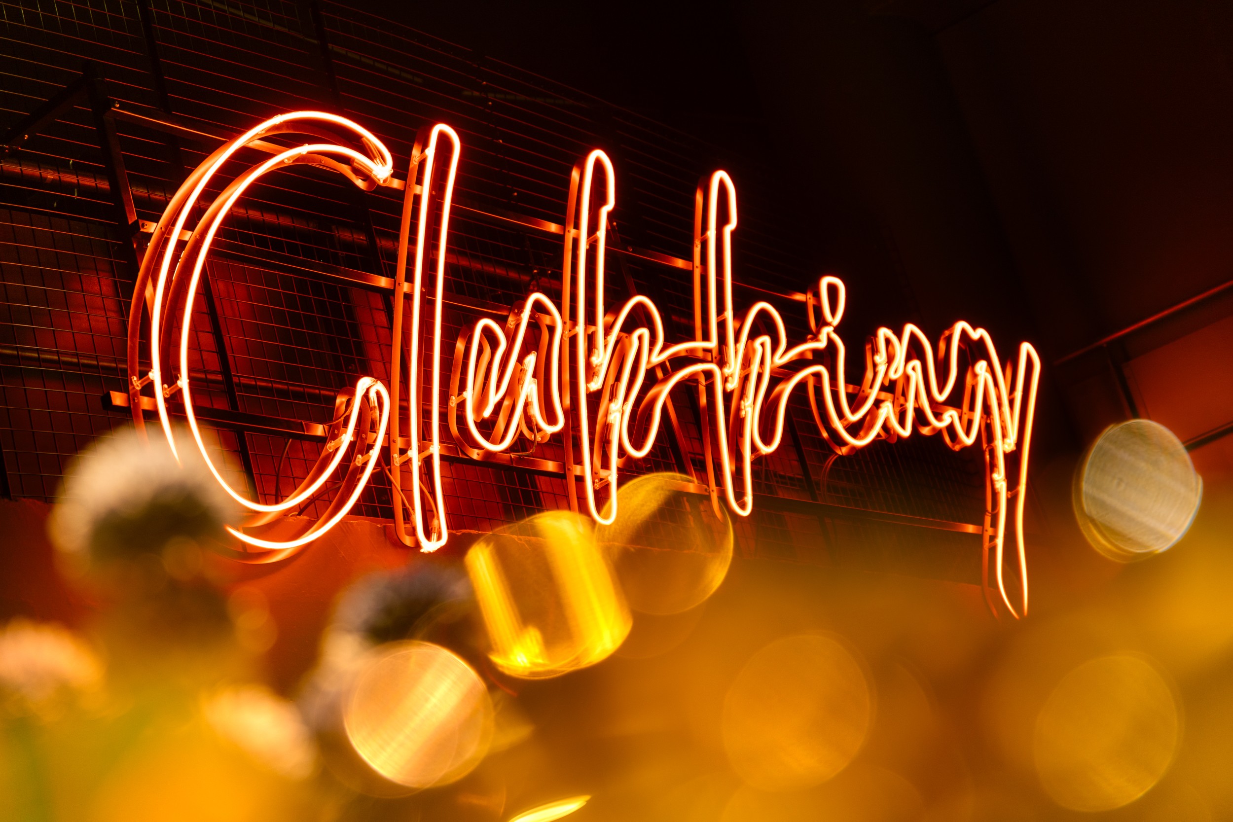 Neon-Clubbing, hergestellt und installiert von art project